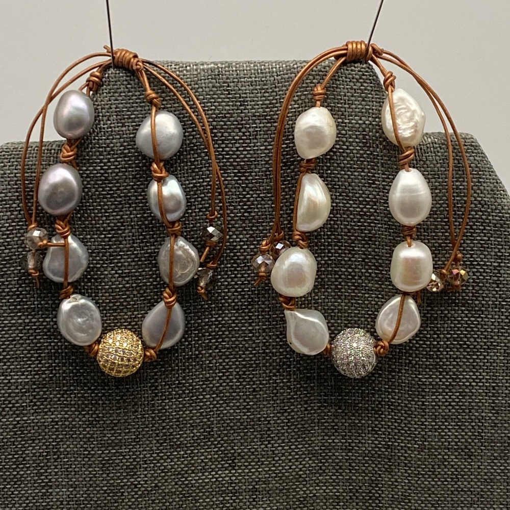 Lot of two costume pearl bracelets